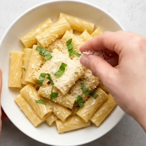 The Most Comforting Garlic Parmesan Pasta (A 20-Minute "Hug in a Bowl") Garlic Parmesan Pasta A bowl of creamy rigatoni topped with freshly grated Parmesan and herbs for The Most Comforting Garlic Parmesan Pasta recipe.